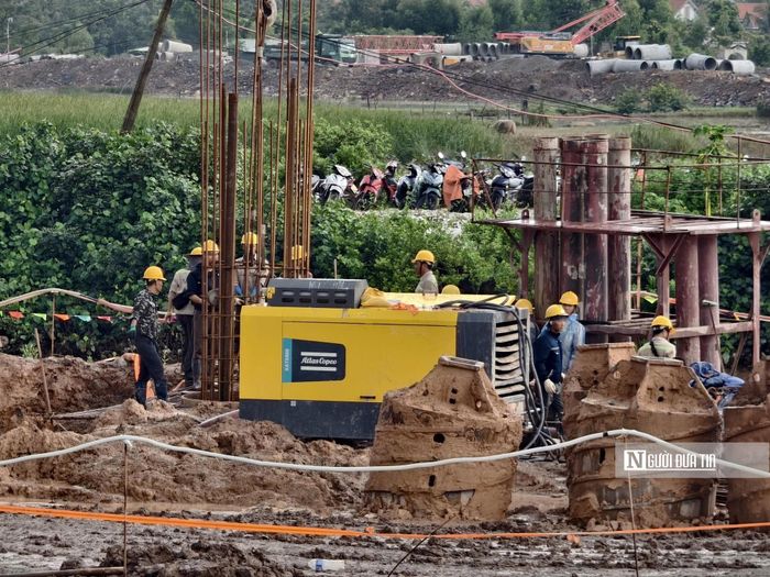 Mỗi tốp đảm nhiệm một phần việc khác nhau. Người vận hành máy móc, người kiểm tra, xử lý các hạng mục kỹ thuật; các nhóm công nhân phối hợp để từng phần việc được triển khai liên tục, hạn chế thời gian chờ đợi.