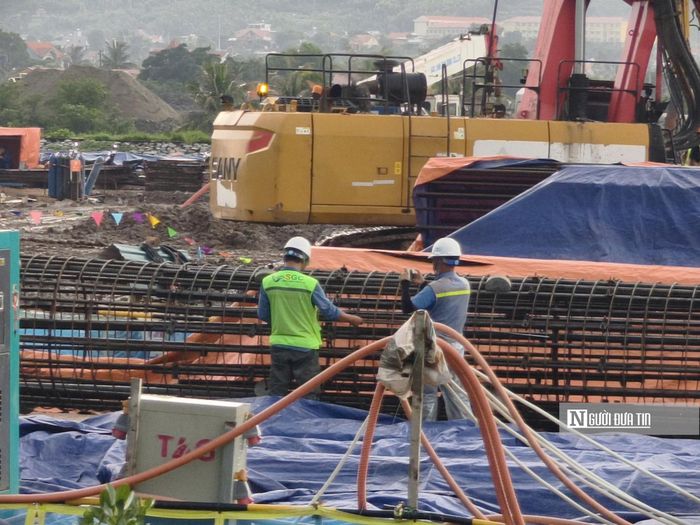 Theo ghi nhận của phóng viên tại phường Tuần Châu, trong dịp Quốc khánh, khi phần lớn người lao động có thời gian nghỉ ngơi bên gia đình, những công nhân được phân công làm việc tại công trường vẫn phải duy trì nhịp độ lao động theo kế hoạch.