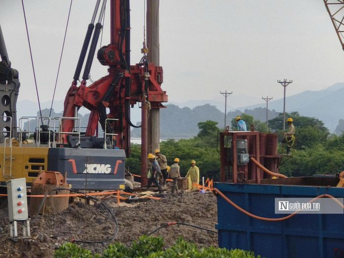 Việc công trường vẫn duy trì hoạt động trong kỳ nghỉ lễ cũng phần nào cho thấy áp lực tiến độ của một dự án có quy mô đặc biệt lớn. 