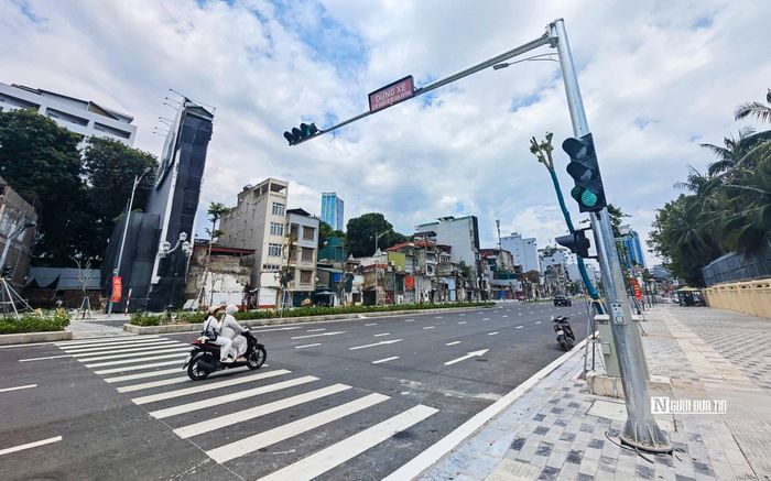 Mặt đường, vỉa hè, cây xanh, hệ thống chiếu sáng, biển chỉ dẫn và sơn kẻ đường đã được triển khai đồng bộ, tạo diện mạo mới cho khu vực.
