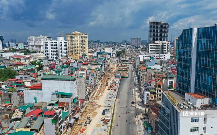Các nhà thầu đang tập trung xử lý những phần việc cuối cùng. Phần lớn mặt đường đã được thảm nhựa, kẻ vạch, trồng cây xanh và lắp đặt hệ thống chiếu sáng. Một số công nhân tiếp tục hoàn thiện vỉa hè để kịp tiến độ.