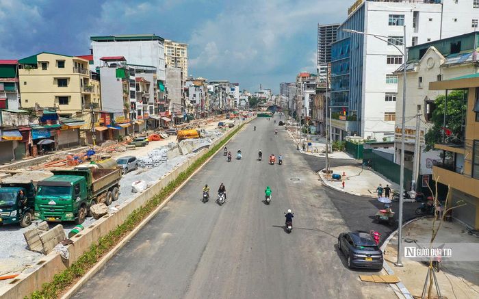 Như vậy, tuyến đường Vành đai 1 đoạn Hoàng Cầu - Voi Phục đã cơ bản hoàn thành các hạng mục hạ tầng, cây xanh, biển báo giao thông… sẵn sàng thông xe vào ngày 2/9.