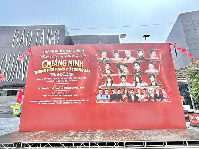 Chương trình nghệ thuật nằm trong sự kiện Quảng Ninh trở thành Thành phố trực thuộc Trung ương đã thu hút nhiều du khách trong và ngoài tỉnh.