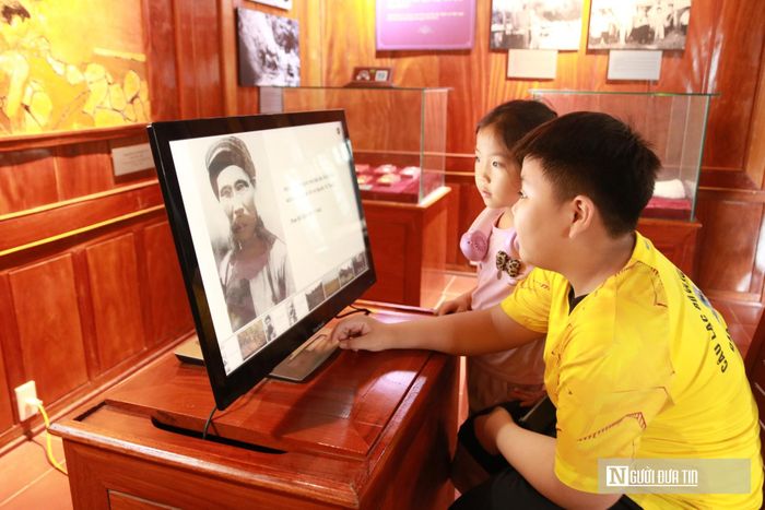 Thích thú lướt chạm màn hình tương tác để xem phim tư liệu, em Nguyễn Hải Đăng (học sinh lớp 6, trường THCS Tam Giang, Bắc Ninh) chia sẻ: "Đây là lần thứ 2 em được bố mẹ đưa về thăm quê Bác. Đứng ở đây, em rất xúc động khi được thấy những kỷ vật giản dị của Bác. Việc tìm hiểu lịch sử qua màn hình công nghệ thế này khiến những học sinh như em cảm thấy vô cùng húng thú và dễ nhớ hơn".