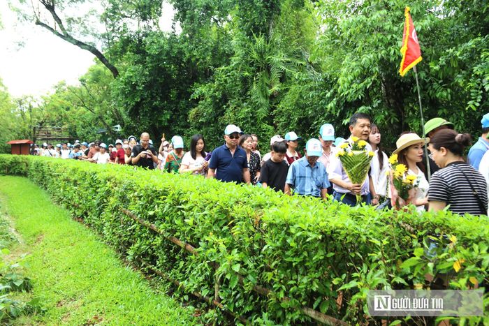 Những bó hoa tươi thắm được người dân nâng niu, trang trọng dâng lên bàn thờ cụ thân sinh và Bác Hồ. Về quê Bác dịp 2/9 không còn là một chuyến tham quan đơn thuần, mà là hành trình tri ân của các gia đình Việt. Chuyến đi này là cơ hội để thế hệ trẻ thấu hiểu giá trị của tự do, từ đó biết ơn sâu sắc Chủ tịch Hồ Chí Minh cùng những người đi trước đã hy sinh vì hoà bình hôm nay.
