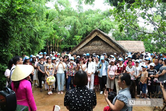 Xen giữa dòng người là hình ảnh các hướng dẫn viên trong tà áo dài truyền thống, nhẹ nhàng kể lại những câu chuyện dung dị về cuộc sống của Bác và gia đình.