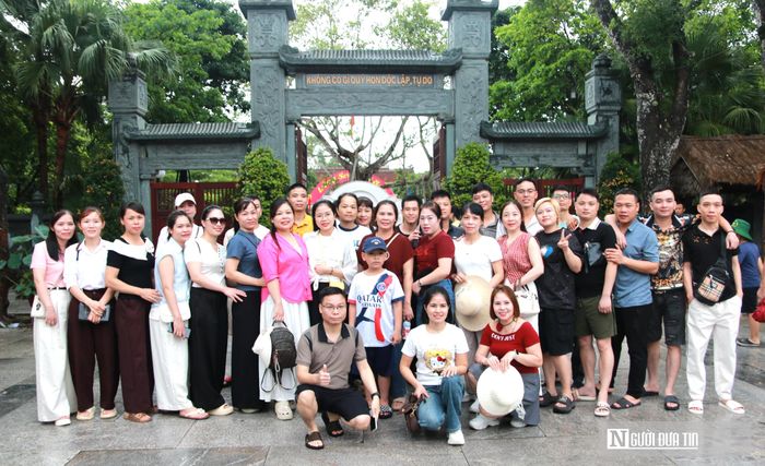 Theo báo cáo từ Ban quản lý Khu di tích lịch sử Quốc gia đặc biệt Kim Liên, dù điều kiện thời tiết không thuận lợi do trời mưa, lượng du khách về đây vẫn tăng cao. Trước đó, theo nhận định, dịp nghỉ Lễ Quốc khánh năm nay trùng kỳ nghỉ cuối tuần và kéo dài 5 ngày nên lượng du khách sẽ rất đông, do đó, Ban đã huy động 100% cán bộ, nhân viên làm việc thông suốt kỳ nghỉ lễ để phục vụ du khách tốt nhất khi về với quê Bác.