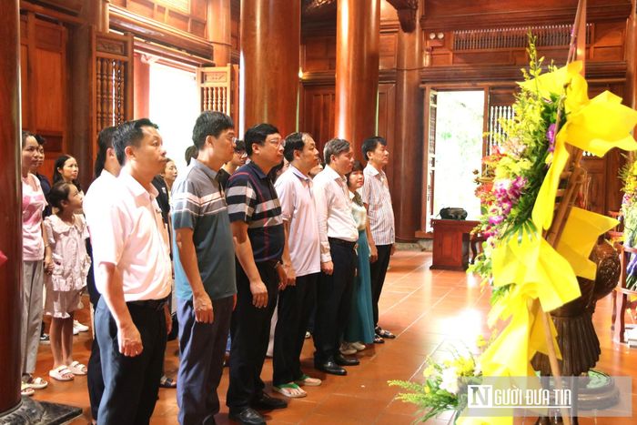 Giữa không gian tĩnh lặng và trang nghiêm, dòng người thành kính thực hiện nghi lễ dâng hương tưởng niệm Chủ tịch Hồ Chí Minh tại Nhà tưởng niệm Bác Hồ.