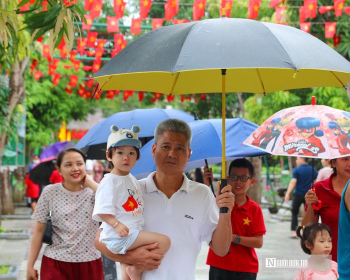 Dù thời tiết có mưa, nhiều gia đình vẫn đưa con em về đây để tìm hiểu lịch sử, bồi đắp tình yêu quê hương và lòng biết ơn sâu sắc đối với vị cha già kính yêu.