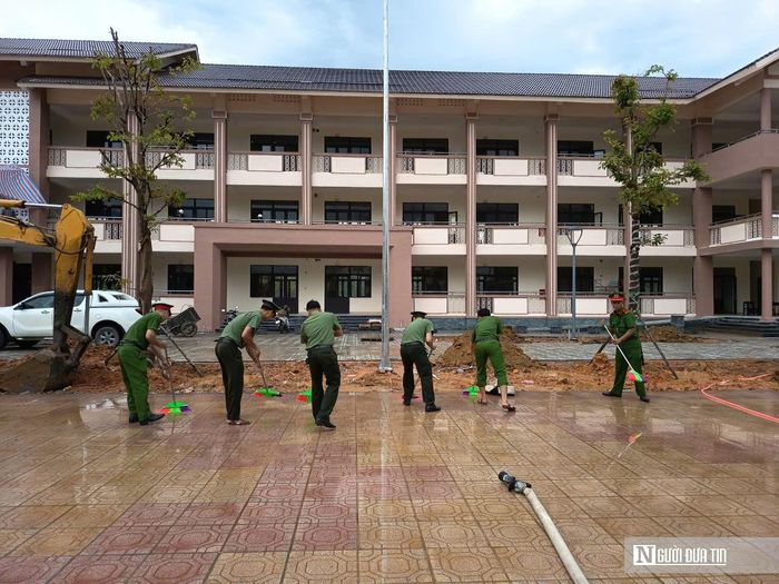 Các chiến sĩ công an dọn dẹp rác thải xây dựng còn sót lại.