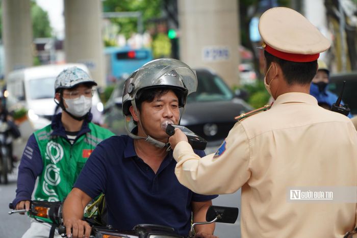 Tại một chốt kiểm tra, chỉ trong thời gian ngắn, hàng loạt ô tô, xe máy được dừng để kiểm tra. Phần lớn người điều khiển phương tiện chấp hành yêu cầu của cán bộ CSGT.