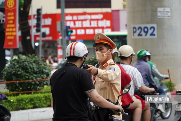Tuy nhiên, qua kiểm tra, lực lượng chức năng phát hiện một số trường hợp có nồng độ cồn trong khí thở. Khi được thông báo kết quả, một số người điều khiển phương tiện đưa ra nhiều lý do để giải thích.