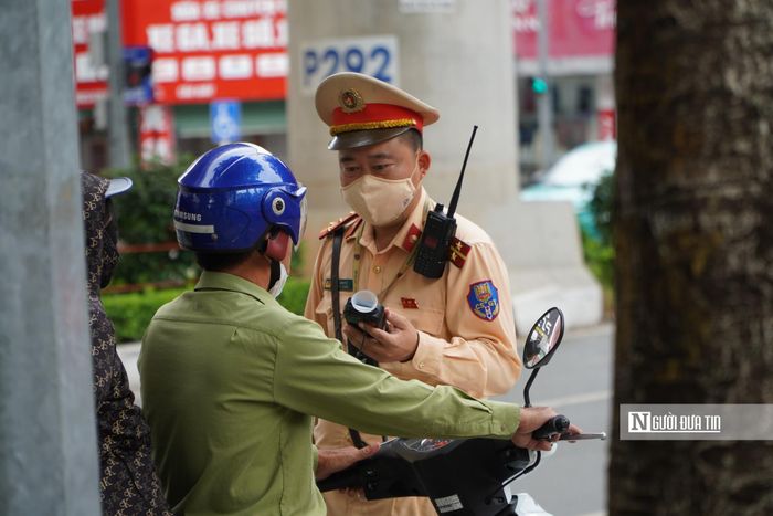 Đặc biệt, lực lượng chức năng đã dừng một người đàn ông đang điều khiển phương tiện với dấu hiệu bất thường để kiểm tra. Qua kiểm tra, nồng độ cồn trong hơi thở của người này được xác định ở mức 0,347 mg/l.