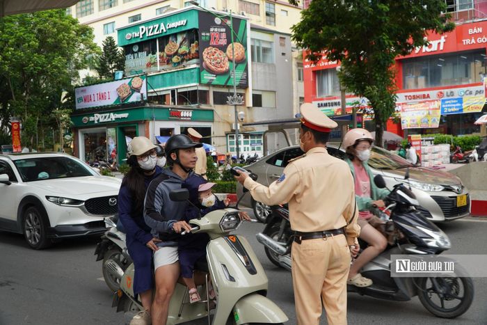 Lực lượng CSGT khuyến cáo người dân đã sử dụng rượu, bia tuyệt đối không điều khiển phương tiện tham gia giao thông. Việc lựa chọn phương tiện công cộng, taxi hoặc nhờ người đủ điều kiện điều khiển phương tiện là giải pháp an toàn, tránh nguy cơ xảy ra tai nạn và bị xử lý vi phạm.