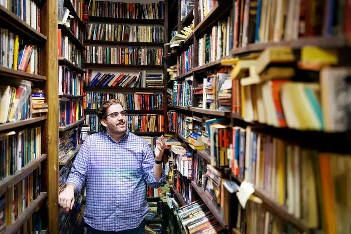 Ông Charlie Becker bên trong cửa hàng Beckers'Books của mình. Ảnh: Creaders.