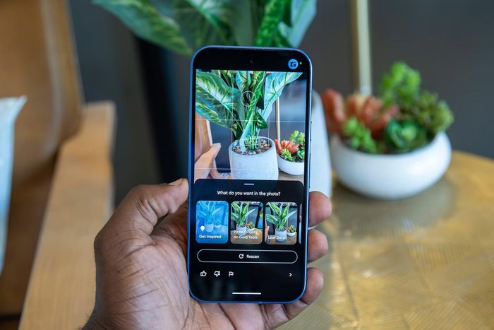 Camera Coach trên Pixel 10 sử dụng AI để gợi ý bố cục, góc chụp và cách thể hiện chủ thể, hỗ trợ người dùng chụp ảnh dễ hơn. Ảnh: Android Central.