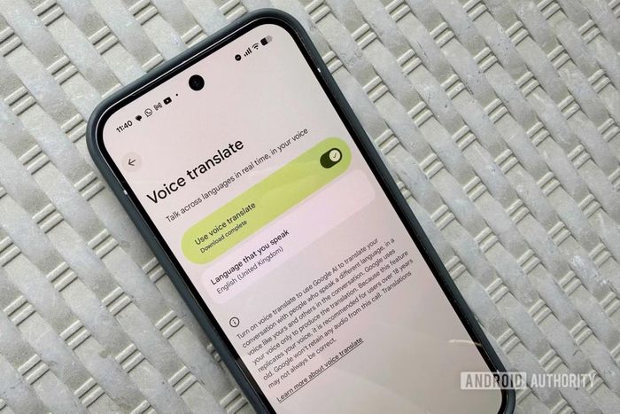 Tính năng Voice Translate trên Pixel 10 hỗ trợ dịch hội thoại theo thời gian thực, phù hợp với người thường xuyên đi công tác hoặc du lịch. Ảnh: Android Authority.