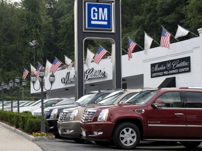 Xe ôtô của hãng GM được bán tại Martin Cadillac ở Yonkers, New York. Ảnh: AFP/TTXVN