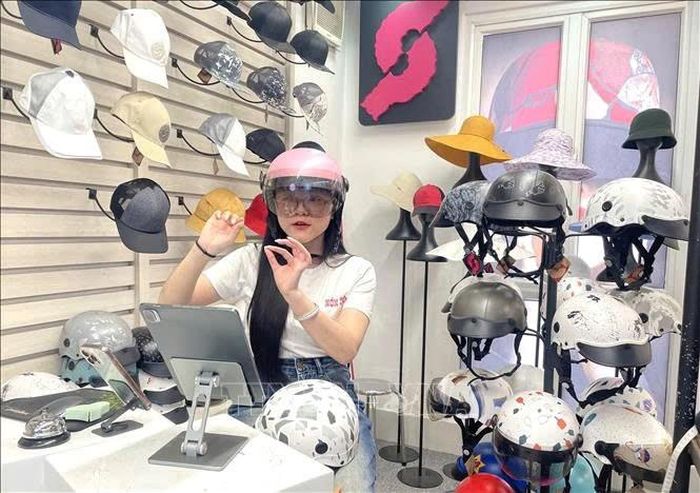 Nhân viên Công ty Thời trang Nón Sơn livestream bán hàng. Ảnh: Hương Giang – TTXVN
