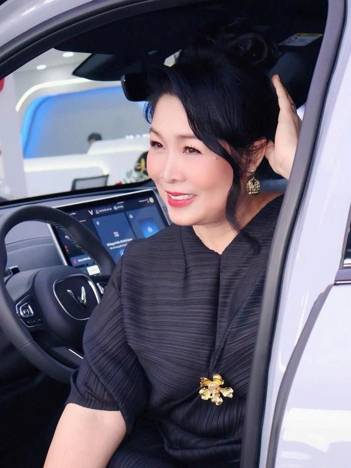 Sau mỗi lần chưa đạt được kỳ vọng, Hồng Vân vẫn tiếp tục bước về phía trước. Đây cũng là điều đáng quý ở một người đã có vị trí vững chắc trong nghề. Ảnh: FBNV