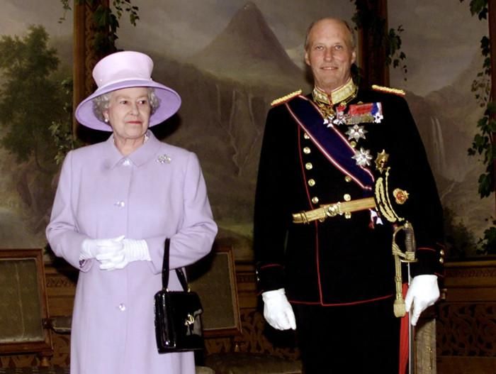 Nữ hoàng Elizabeth II của Anh chụp ảnh cùng Vua Harald tại Cung điện Hoàng gia ở Oslo vào tháng 5 năm 2001.