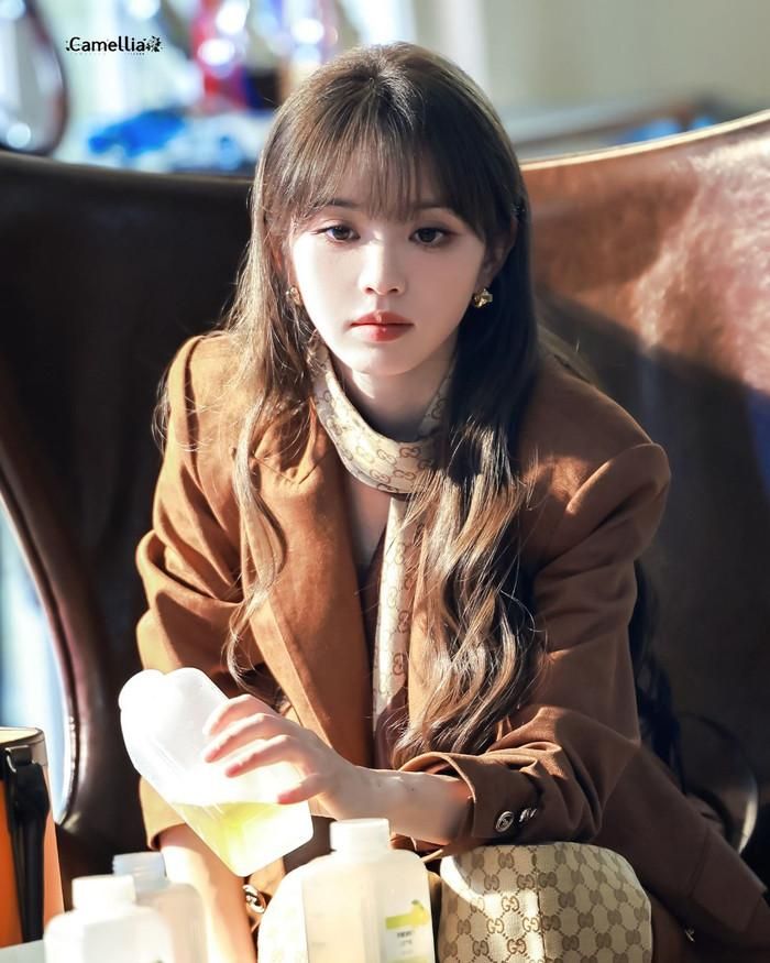 Nếu năm cặp đôi trên phần lớn gắn với tình yêu và chữa lành, Điền Hi Vi cùng Ngụy Đại Huân lại bước vào một câu chuyện nhiều đấu trí trong Gió Xanh Thổi Lại Sinh. Điền Hi Vi đảm nhận Lâm Thanh, người bất ngờ bước vào một gia tộc danh giá sau biến cố liên quan đến thân phận. Từ đây, cô phải đối mặt với những tính toán và tranh chấp lợi ích giữa các thành viên trong gia tộc. Lâm Thanh lựa chọn dùng năng lực của mình để phản công và giành lại quyền chủ động thay vì chấp nhận bị cuốn theo cuộc chơi. Trong khi đó, Triệu Gia An do Ngụy Đại Huân thủ vai là nhân vật khó đoán, luôn quan sát diễn biến từ phía sau. Mối quan hệ giữa hai người vì vậy được đặt giữa những cuộc đấu trí và thế cục phức tạp của gia tộc.