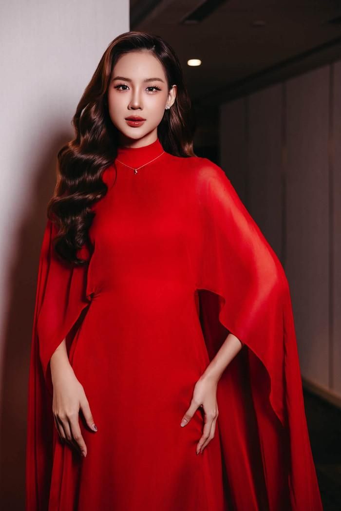 Bảo Ngọc lựa chọn váy đỏ trong phần thi phỏng vấn kín cùng ban tổ chức Miss World.
