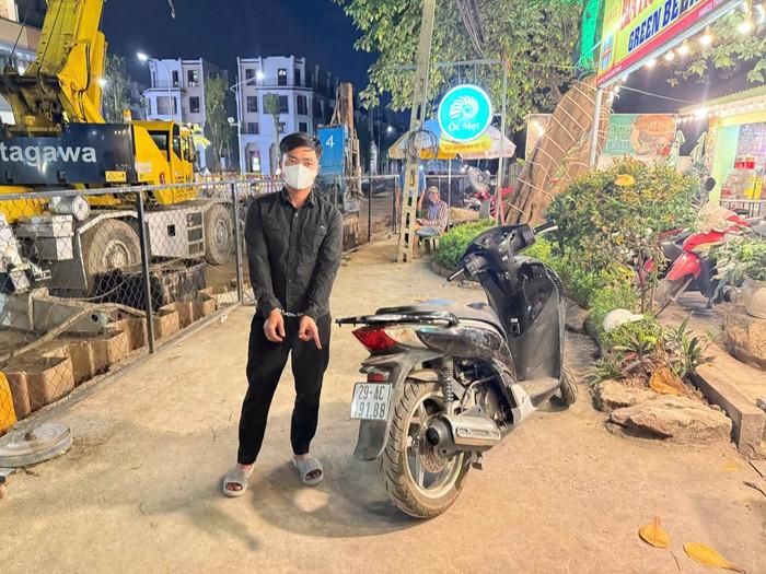 Đối tượng Lê Minh Luyến và tang vật vụ án. Ảnh: Công an TP Hà Nội