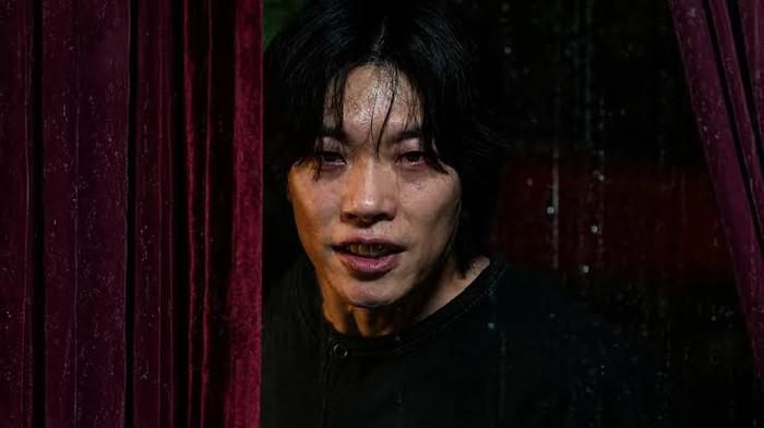 A Shop For Killers 2 tiếp tục câu chuyện hành động sau những biến cố ở mùa đầu tiên, đồng thời mở rộng quy mô của cuộc chiến xoay quanh kho vũ khí bí mật Murthelp. Jeong Ji-an giờ đây không còn chỉ là cô sinh viên bị cuốn vào cuộc truy sát mà đã chủ động đứng lên chiến đấu để bảo vệ bản thân và những người bên cạnh. Sự trở lại của Lee Dong-wook và Kim Hye-jun tiếp tục là tâm điểm của mùa hai, bên cạnh sự xuất hiện của hai diễn viên Nhật Bản Masaki Okada và Hyunri.
