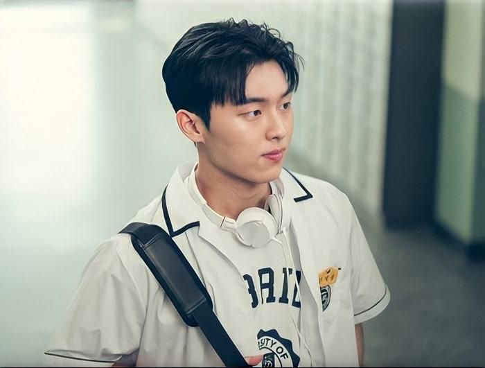Ở lĩnh vực diễn xuất, Choi Hyun Wook đang không ngừng khẳng định vị trí.