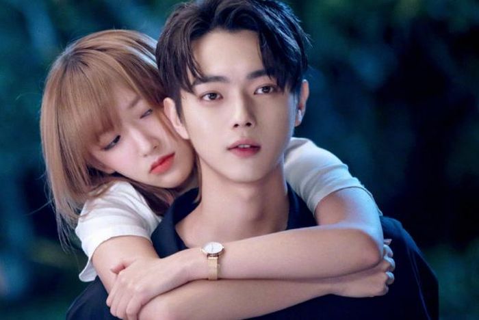 Khi Em Mỉm Cười Rất Đẹp đưa chuyện tình yêu vào thế giới thể thao điện tử với cặp đôi Hứa Khải và Trình Tiêu. Phim xoay quanh Đồng Dao, một nữ tuyển thủ trẻ bước vào môi trường esports chuyên nghiệp và phải đối mặt với không ít định kiến. Tại đội tuyển ZGDX, Đồng Dao gặp đội trưởng Lục Tư Thành. Hai người ban đầu thường xuyên xảy ra va chạm vì tính cách khác biệt. Tuy nhiên, sau quá trình cùng thi đấu và đối mặt với áp lực, họ dần hiểu nhau hơn. Tình yêu trong phim được phát triển song song với hành trình theo đuổi ước mơ. Đồng Dao không chỉ tìm được người mình yêu mà còn từng bước chứng minh năng lực và vị trí của bản thân trong thế giới esports.