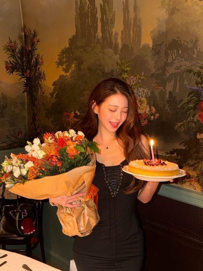Để kỷ niệm sinh nhật lần thứ 22, Jang Won Young đã chia sẻ mọi thứ, từ những bức ảnh thời thơ ấu đến những món quà chúc mừng nhận được từ người hâm mộ và các thương hiệu cô đang làm người mẫu hoặc đại sứ. Ảnh: IGNV