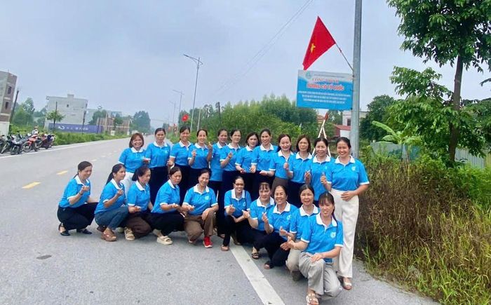 Hội LHPN xã Tiền Phong tổ chức treo cờ Tổ quốc tại "Đường cờ Tổ quốc"