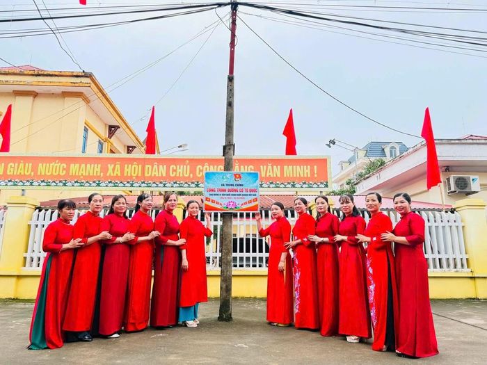 Hội viên, phụ nữ xã Trung Chính tham gia công trình "Đường cờ Tổ quốc".