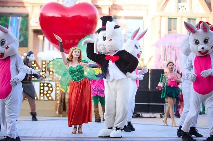 VinWonders Nha Trang rộn ràng với những màn trình diễn sắc màu và trải nghiệm vui chơi sôi động.