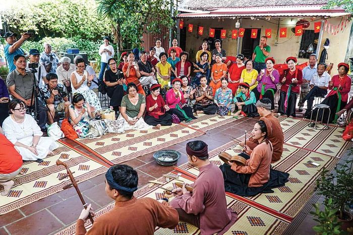 Xẩm 48h mang điệu hát truyền thống gắn kết nhiều thế hệ gia đình. Ảnh: CTV