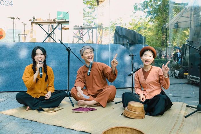 Mang xẩm đến không gian trẻ trung, kết nối đông đảo khán giả trẻ.