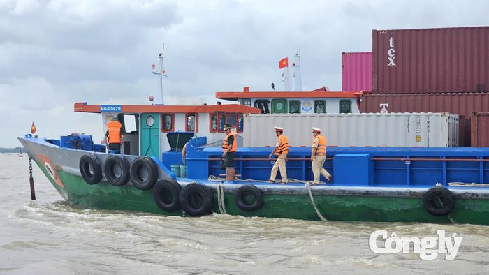 Kiểm tra, kiểm soát người và phương tiện hoạt động trên khu vực cảng biển TP.HCM.