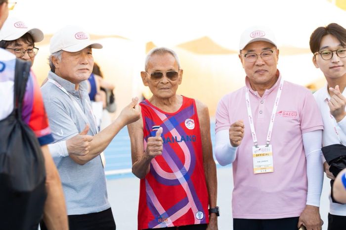 Cụ ông Sawang được thị trưởng Daegu chúc mừng và trao giải đặc biệt vì thành tích của mình. Ảnh: Chiangmai News