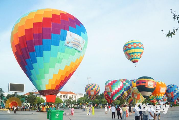 Đông đảo người dân và du khách đến tham quan, trải nghiệm Lễ hội Khinh khí cầu lần thứ I năm 2026