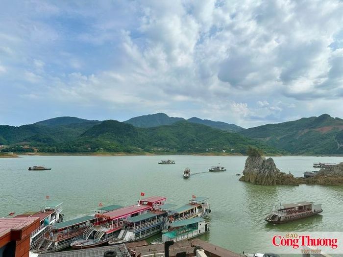 Điểm du lịch hồ Hòa Bình (tỉnh Phú Thọ).