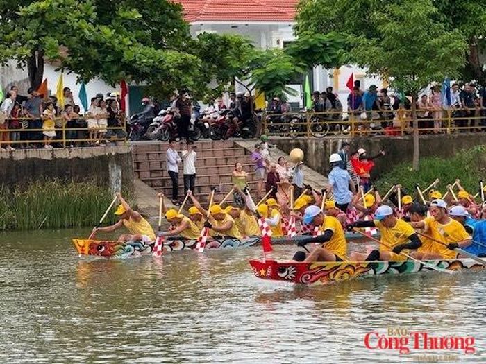 Cứ mỗi độ tháng 8 trở đi trên con sông Kiến Giang hiền hoà, tiếng trống, tiếng mõ lại rộn ràng