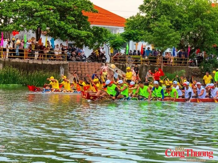 Hai đò bơi của 2 làng tranh tài trên khúc sông chảy qua làng An Xá, quê hương Đại tướng Võ Nguyên Giáp.