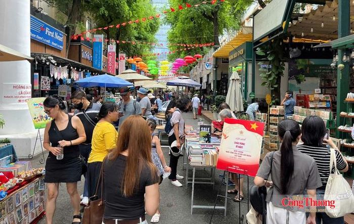 Đường sách TP. Hồ Chí Minh cũng trở thành điểm đến thu hút đông đảo người dân và du khách trong dịp nghỉ lễ Quốc khánh 2/9.