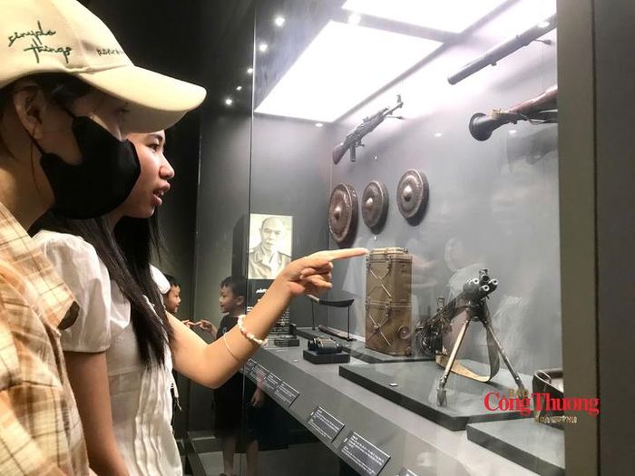 Các bạn trẻ đều hào hứng trước các khu vực trưng bày. 