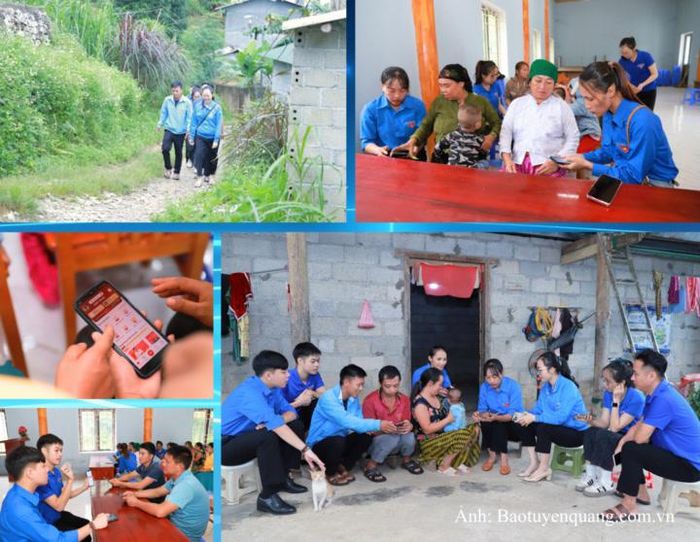 Đoàn thanh niên xã Yên Minh (Tuyên Quang) hướng dẫn người dân cài đặt phần mềm VNeID.