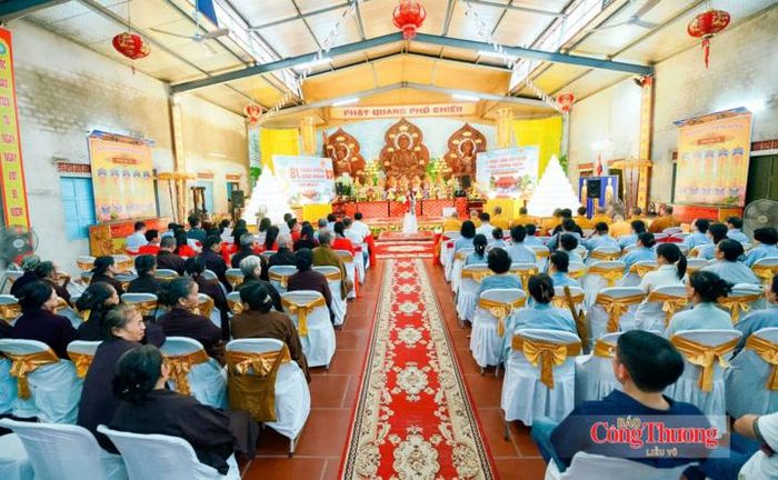 Các đại biểu và Phật tử tham dự buổi lễ.