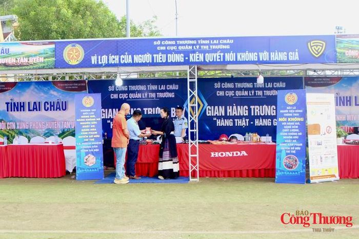 Gian hàng thật, giả của Chi cục Quản lý thị trường Sở Công Thương tỉnh Lai Châu trang bị kỹ năng bảo vệ người tiêu dùng. 