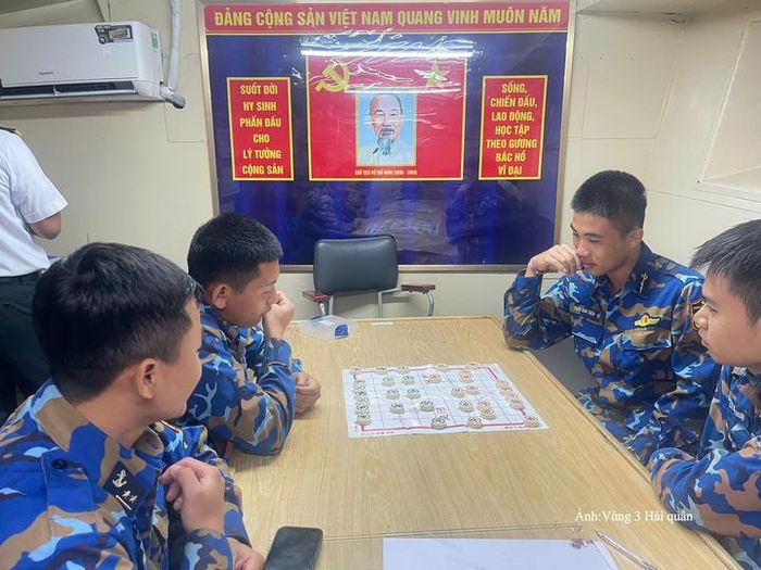 Cán bộ, chiến sĩ chơi cờ tướng trên tàu.