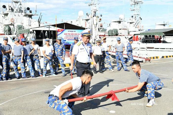 Cán bộ, chiến sĩ Lữ đoàn 161 thi đấu kéo co tại quân cảng, chào mừng kỷ niệm 81 năm Cách mạng Tháng Tám và Quốc khánh 2/9.